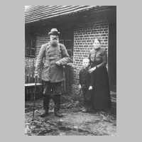 089-0014 Foersterehepaar Fritz Schmidt mit Enkel Walter Deutschmann im Jahre 1917 im Forsthaus Pelohnen, Sanditten.jpg